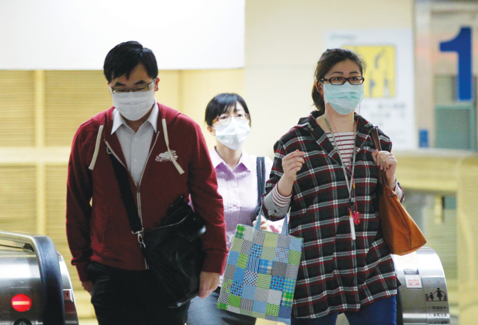 מסתובבים עם מסכות פנים בסין (צילום:  רויטרס)
