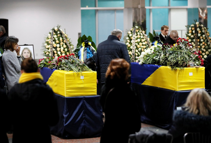 ארונות הרוגי התרסקות המטוס האוקראיני (צילום:  REUTERS/Gleb Garanich)