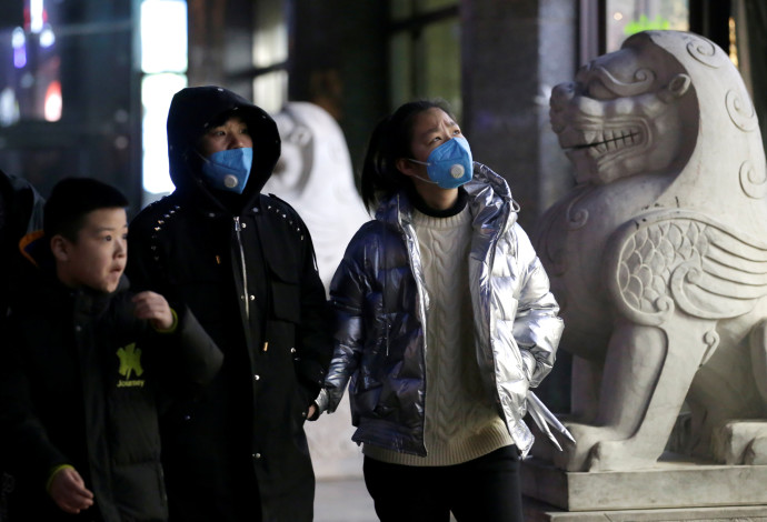 אנשים עם מסכות בסין (צילום:  REUTERS/Jason Lee)