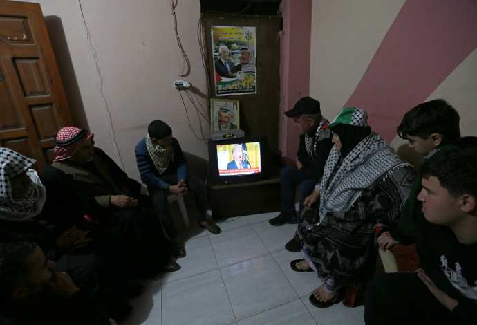 פלסטינים צופים בנשיא טראמפ בעת הכרזת תוכנית השלום (צילום:  רויטרס)