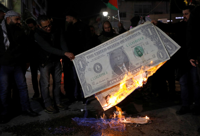 פלסטינים מוחים נגד תוכנית המאה (צילום:  רויטרס)