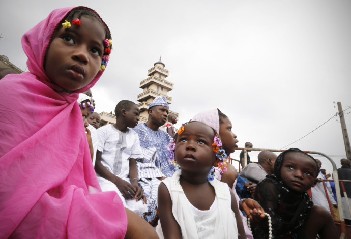 ילדות בחוף השנהב (צילום:  רויטרס)