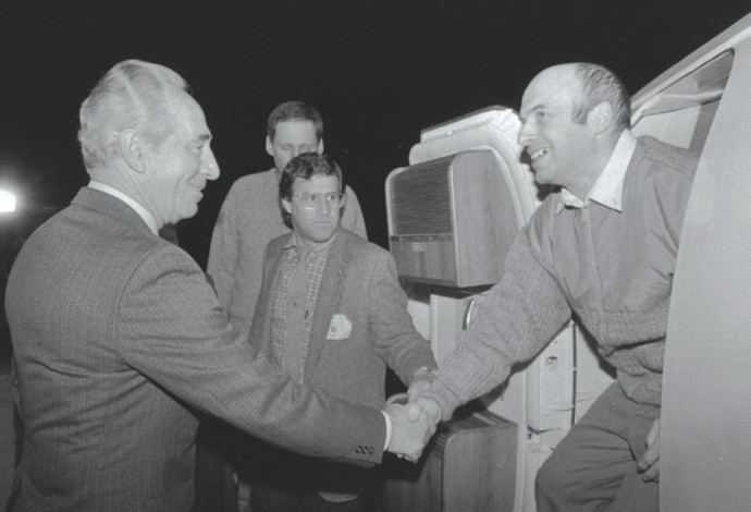 שמעון פרס מקבל את פני נתן שרנסקי עם נחיתתו בישראל (צילום:  נתי הרניק, לע"מ)