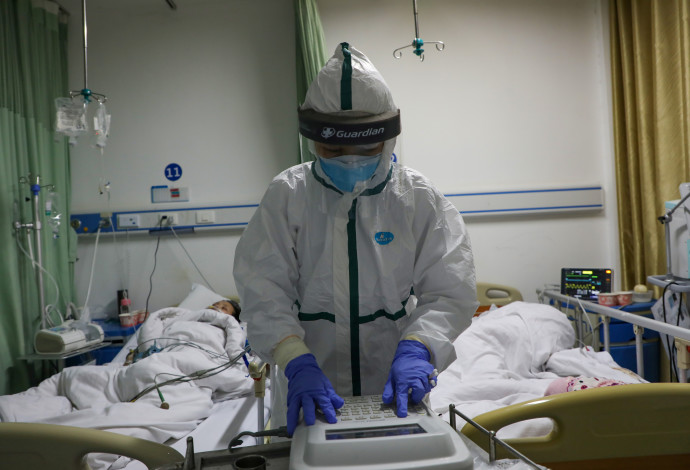 חולים בבידוד בבית החולים בסין (צילום:  China Daily via REUTERS)