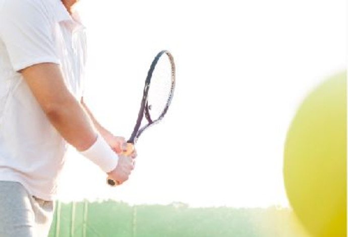 גבר משחק טניס (צילום:  אינג אימג')