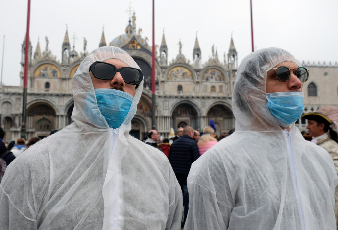 תיירים מתגוננים מהקורונה בונציה (צילום:  מנואל סילבסטרי/רויטרס)
