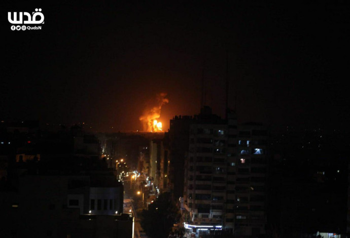 זירת התקיפה בסוריה (צילום:  רשתות ערביות)