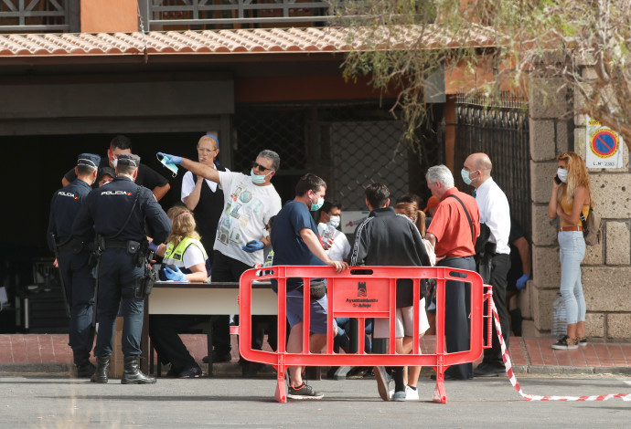 בית המלון המבודד בטנריף בגלל נגיף הקורונה (צילום:  REUTERS/Borja Suarez)