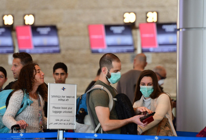 נוסעים עם מסיכות בנתב"ג  (צילום:  אבשלום ששוני)