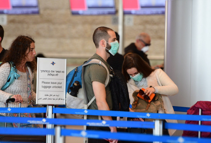 נגיף הקורונה: ישראלים עוטים מסכות בנתב"ג (צילום:  אבשלום ששוני)