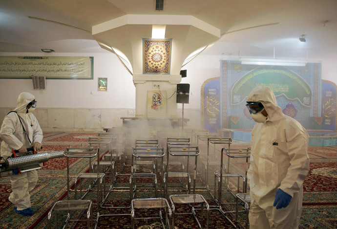 מחטאים מסגד באיראן בשל התפרצות הקורונה (צילום:  WANA via REUTERS)