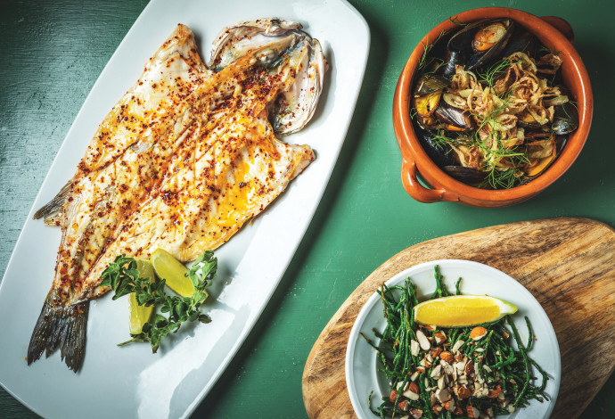 דג שלם פריך - מסעדת שאראק (צילום:  שני בריל)
