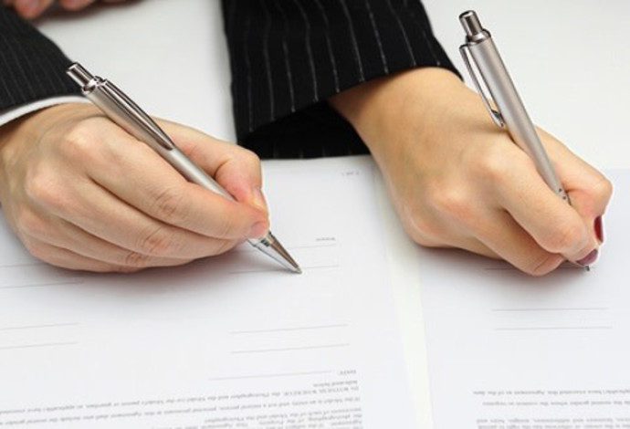 חתימת הסכם עבודה (צילום:  שאטרסטוק)