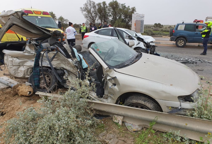 התאונה בכניסה לבאר שבע (צילום:  תיעוד מבצעי כבאות והצלה, נגב)
