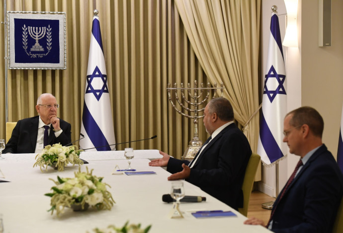 הנשיא ריבלין עם יו"ר ישראל ביתנו ליברמן וח"כ פורר (צילום:  קובי גדעון, לע"מ)