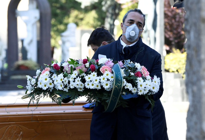 קורונה: טקס הלוויה לאחד הקורבנות בברגמו (צילום:  REUTERS/Flavio Lo Scalzo)
