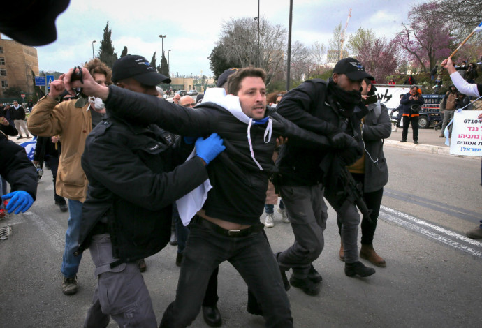 עצורים בשיירת המחאה נגד אדלשטיין (צילום:  יונתן זינדל, פלאש 90)