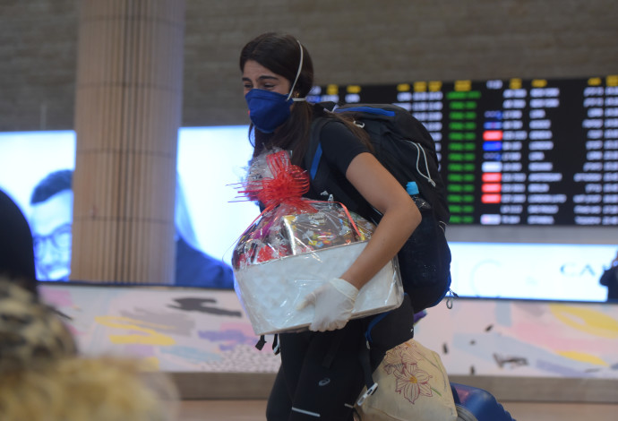 ישראלית שבה הביתה במבצע החילוץ בפרו (צילום:  אבשלום ששוני)