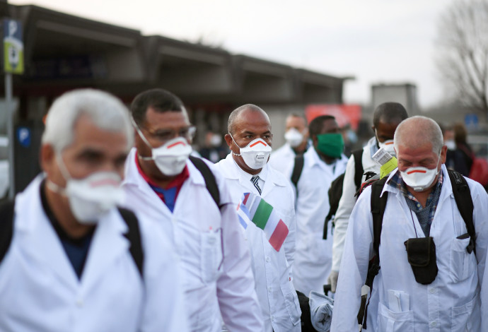 קורונה: משלחת רופאים מגיעה למוקד האסון במילאנו, איטליה (צילום:  DANIELE MASCOLO, Reuters)