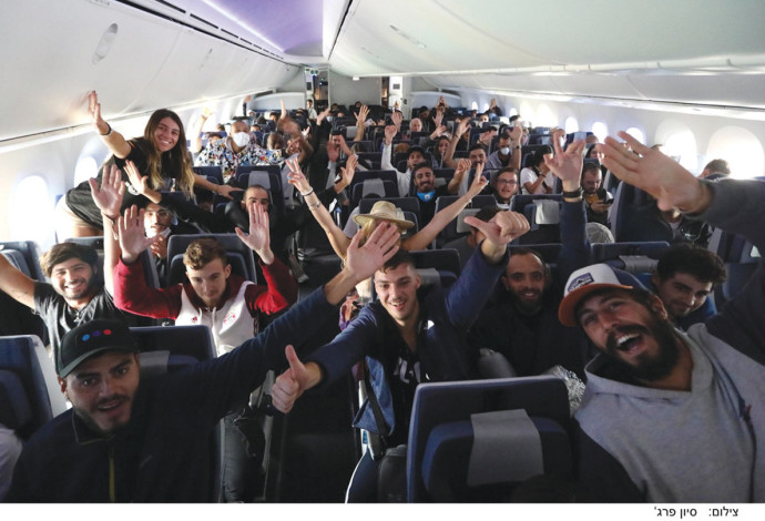 ישראלים חוזרים במטוס לישראל (צילום:  סיון פרג')