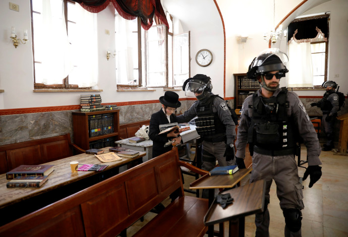 כוחות משטרה בבית כנסת בירושלים (למצולמים אין קשר לכתבה) (צילום:  רויטרס)