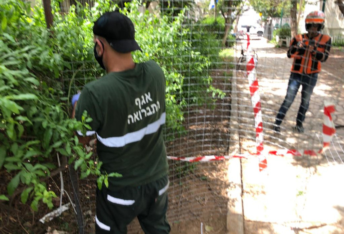 עובדי עיריית בני ברק מסירים את הגדרות (צילום:  עיריית בני ברק)