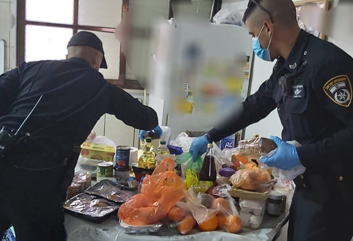 שוטרים רכשו מוצרי מזון לזוג קשישים לחג הפסח (צילום:  דוברות המשטרה)