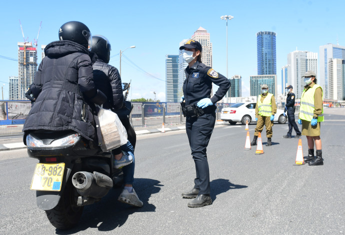 קורונה: מחסום משטרתי לאכיפת הסגר על ישראל (צילום:  אבשלום ששוני)