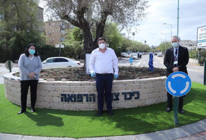 כיכר לאות הוקרה לרופאים בפ"ת (צילום:  דוברות עיריית פתח תקווה)