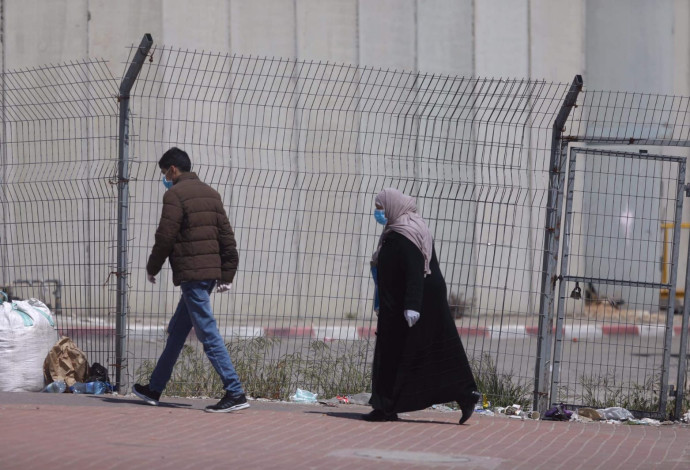 פלסטינים מהגדה חוצים את המחסום לישראל (צילום:  מרק ישראל סלם)