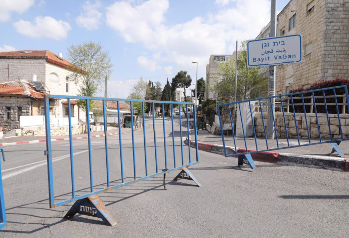 קורונה: מחסומים לאכיפת הסגר בשכונת בית וגן בירושלים (צילום:  מרק ישראל סלם)