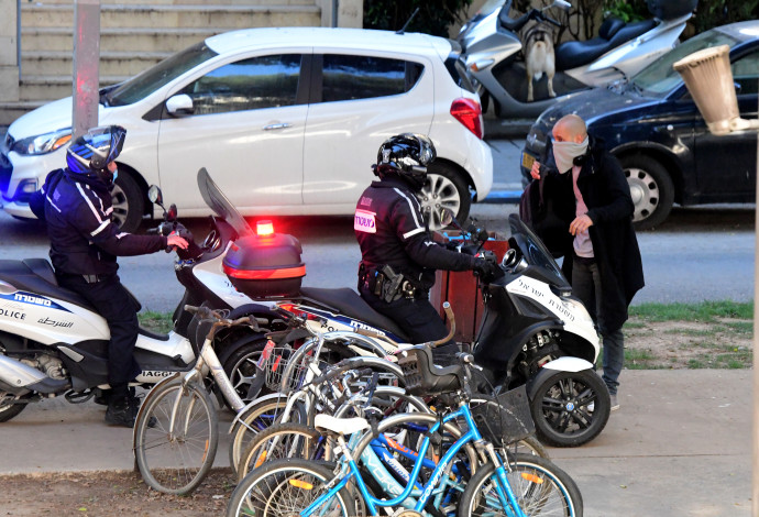 המשטרה אוכפת בת"א את ההנחיה לחבוש מסיכות  (צילום:  אבשלום ששוני)