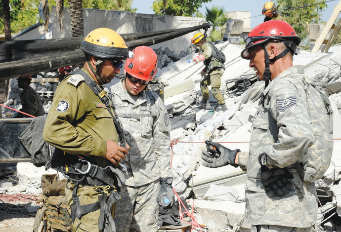 חיילים אמריקאיים וישראליים מתרגלים אירוע רב נפגעים (צילום:  דוד אזגורי, שגרירות ארה"ב בישראל)