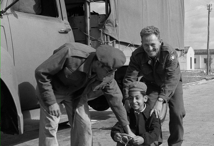 חיילי צה"ל מסייעים במעברה, 1950 (צילום:  הנס פין, לע"מ)