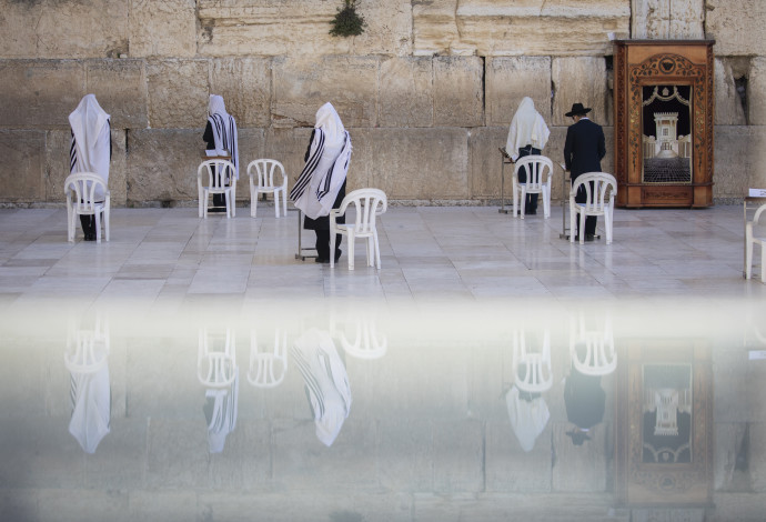 קורונה בירושלים - מתפללים בכותל שומרים על מרחק (צילום:  אוליבייר פיטוסי, פלאש 90)
