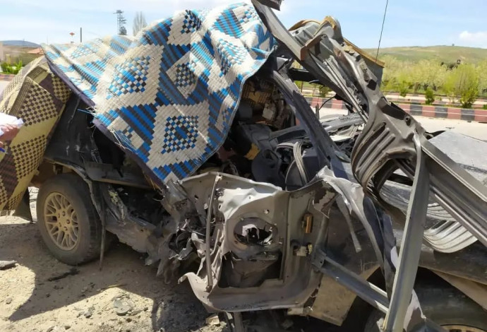 רכב שהותקף בלבנון ושייך על פי הדיווחים לבכירים בחיזבאללה (צילום:  רשתות ערביות)