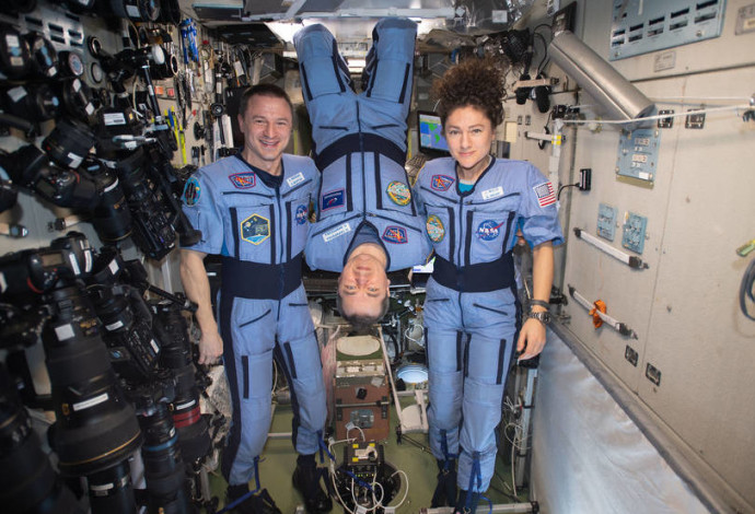 האסטרונאוטים לפני חזרתם לכדור הארץ (צילום:  נאס"א)