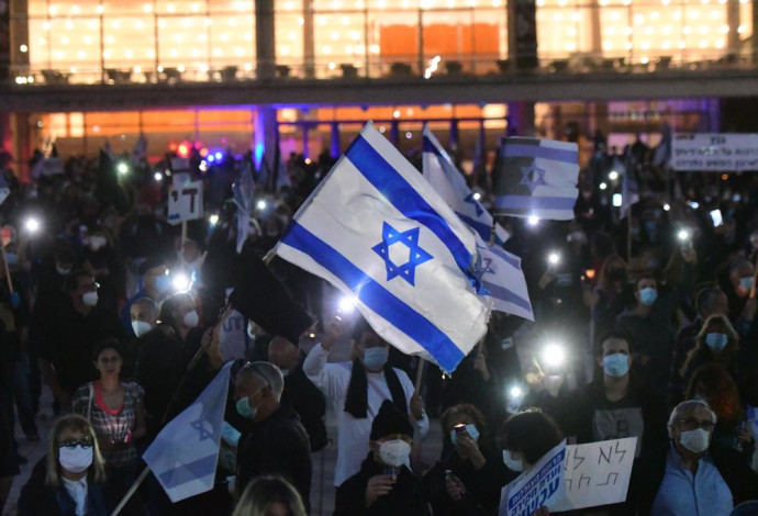 מחאת הדגלים השחורים בכיכר הבימה בתל אביב (צילום:  אבשלום ששוני)