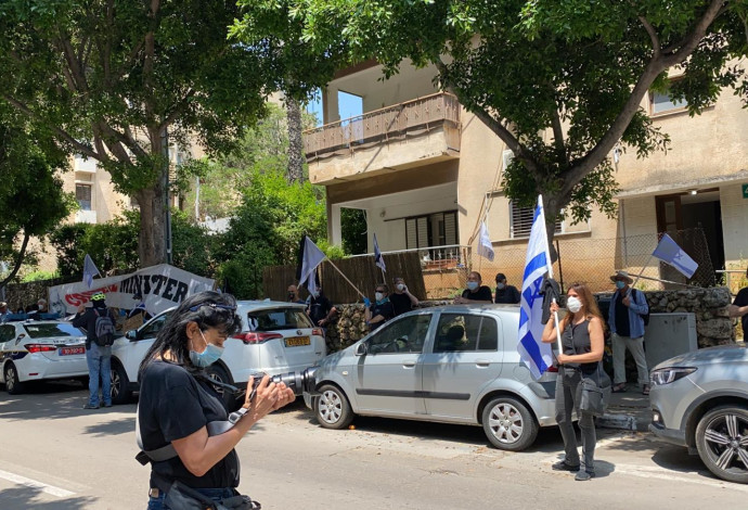 מחאה מול ביתו של גבי אשכנזי (צילום:  דוברות מחאת הדגלים השחורים)