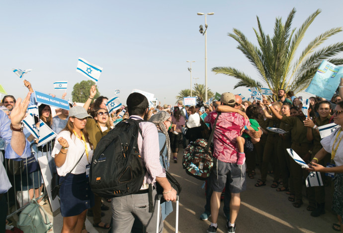 עולים חדשים מגיעים לישראל (צילום:  ארכיון הצילומים של קק"ל)