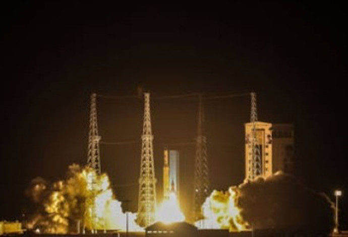 שיגור הלווין האיראני "נור" (צילום:  רשתות ערביות)
