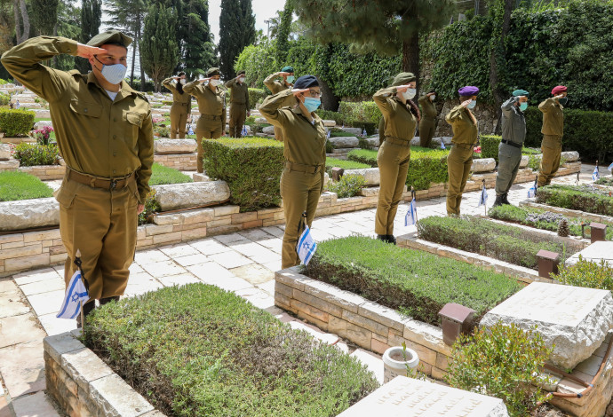 חיילים בהר הרצל (צילום:  מרק ישראל סלם)