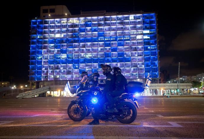 שוטרים בכיכר רבין בערב העצמאות (צילום:  מרים אלסטר, פלאש 90)
