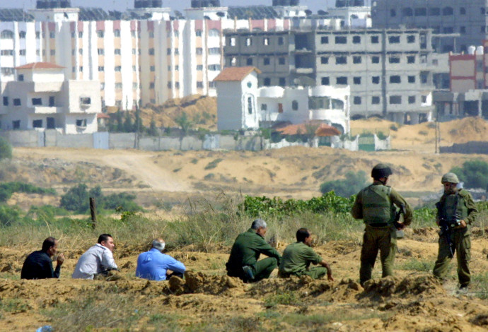 חיילי צה"ל ופלסטינים ליד נצרים (צילום:  Abid Katib, GettyImages)