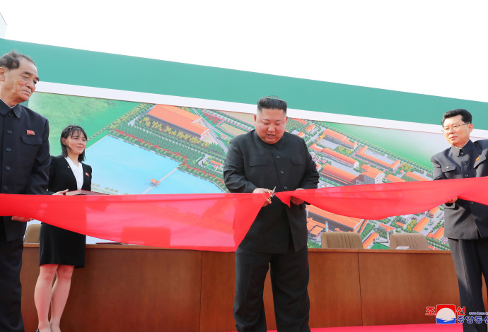 קים ג'ונג און בטקס חנוכת מפעל הדשנים (צילום:  רויטרס)