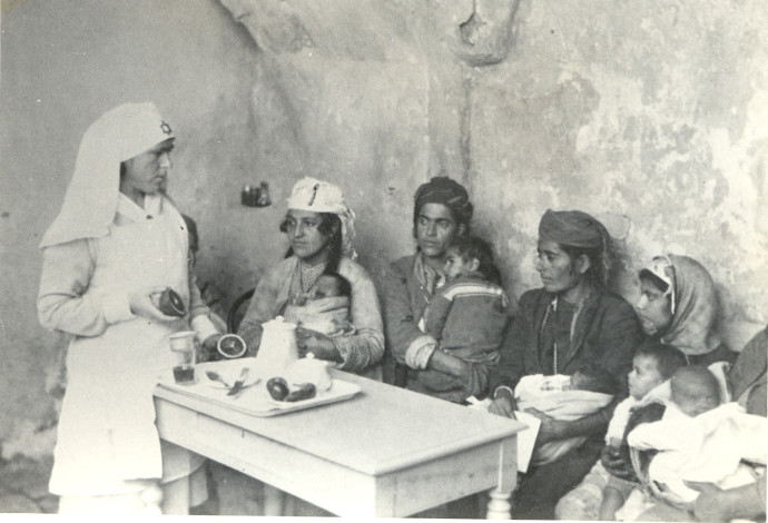 הדרכה בטיפת חלב בשאר הישוב (צילום:  מוזיאון חצר היישוב הישן)