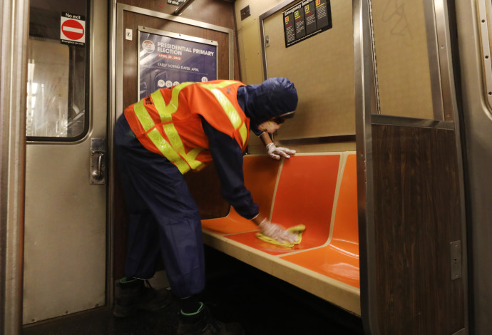 קורונה - גבר מחטא את קרונות הרכבת התחתית בניו יורק (צילום:  Spencer Platt/Getty Images)
