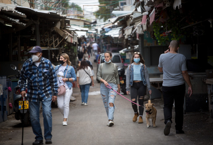 קורונה - אנשים עם מסכה מטיילים בשוק הכרמל (למצולמים אין קשר לנאמר בכתבה) (צילום:  מרים אלסטר, פלאש 90)