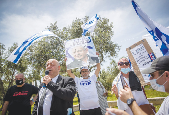 הפגנת תמיכה בנתניהו מחוץ לאולם בג"ץ (צילום:  יונתן זינדל, פלאש 90)