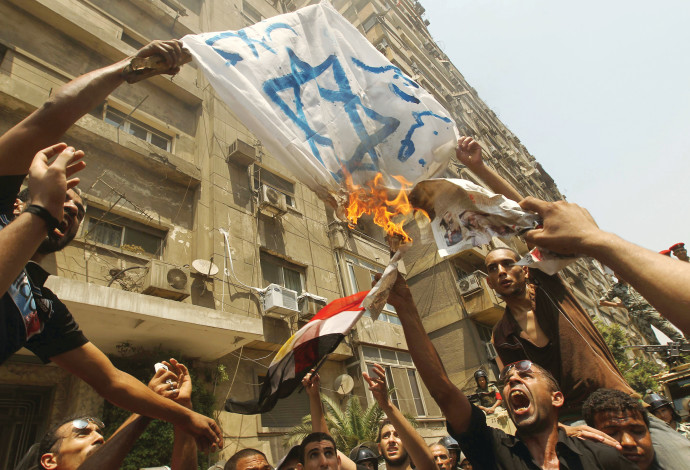 מהומות מול שגרירות ישראל בקהיר, 2011 (צילום:  KHALED DESOUKI/AFP/Getty Images)